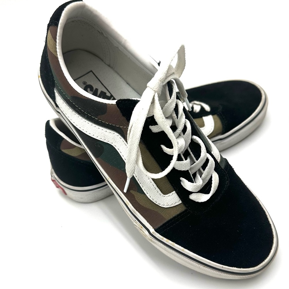 Woman’s Van Camo size 9